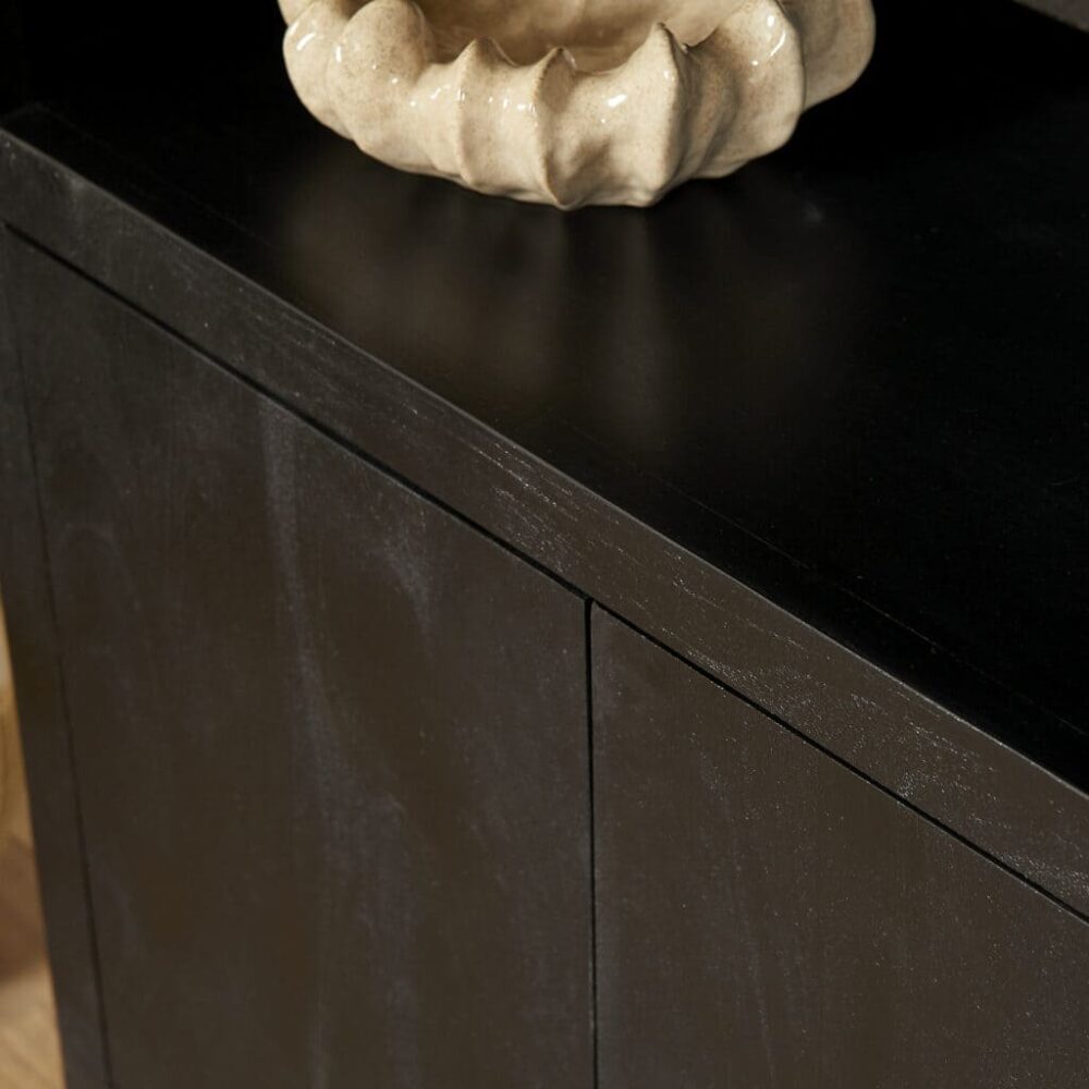 Strak zwart houten meubel met minimalistisch design, perfect voor modern interieur, met een decoratieve vaas op het oppervlak voor stijlvolle uitstraling.