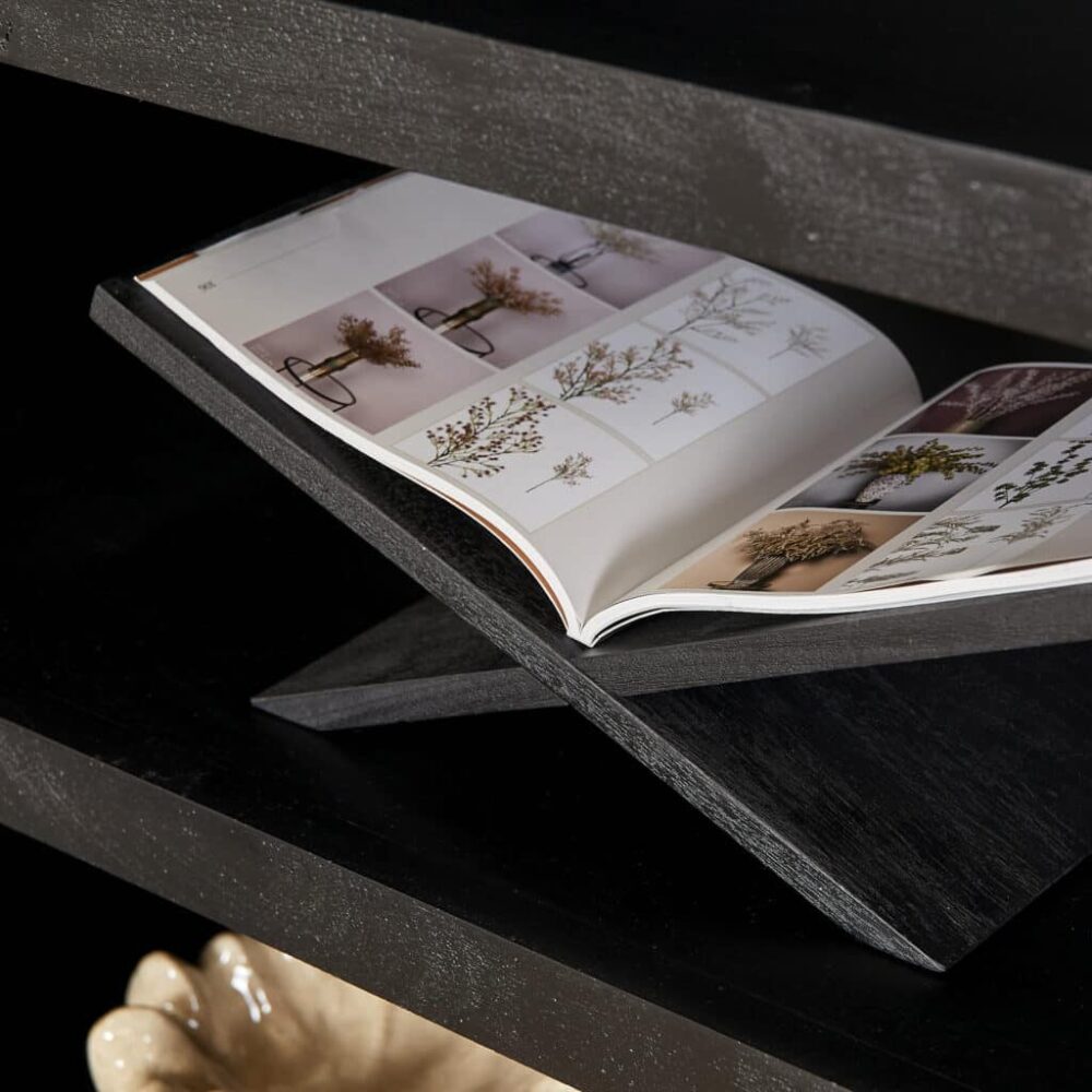 Stijlvol meubelcatalogus met verfijnde bloem- en plantencollecties, perfect voor inspiratie in interieur en wonen.