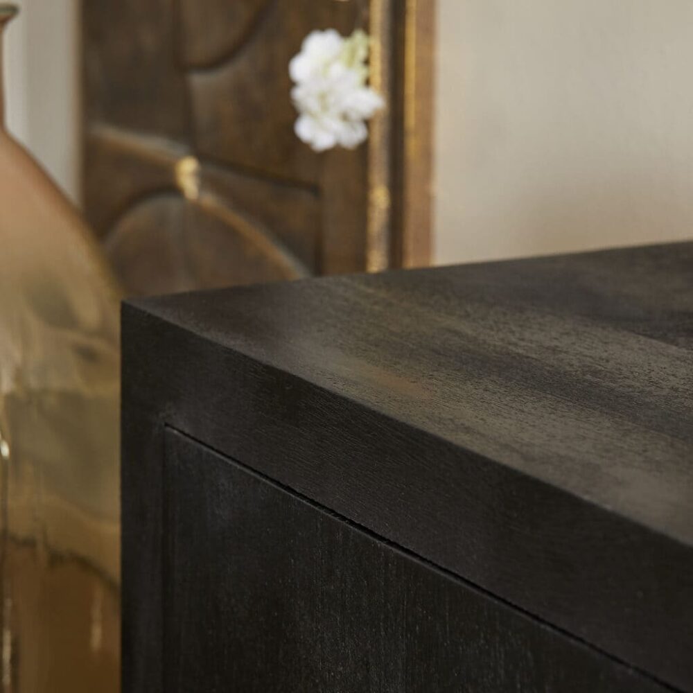 Robuuste zwarte houten meubelkast met strakke afwerking, perfect voor moderne interieurs. Mokana Meubelen biedt op maat gemaakte, duurzame en stijlvolle houten meubels voor elke ruimte.