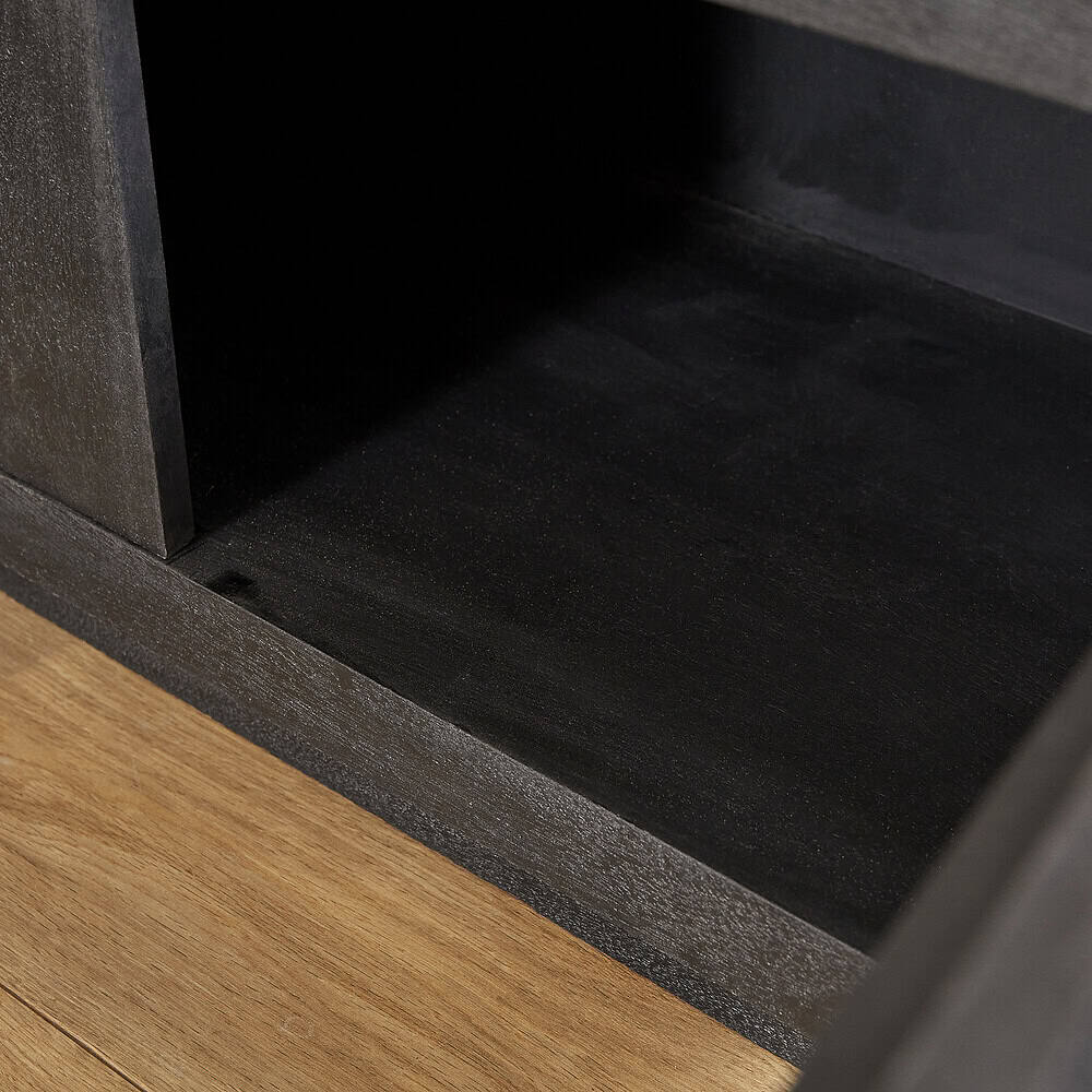 Natuurlijk zwarte houten meubelstijl met strakke afwerking en duurzame materialen.