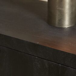 Houten meubel met metalen poot, strak en modern ontwerp, hoge kwaliteit afwerking. Perfect voor stijlvolle interieurinrichting.