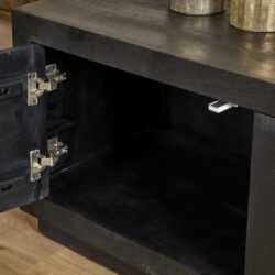 Robuuste zwarte houten kast met schuifdeuren, modern meubelstuk met metalen scharnieren en storingsvrije opbergruimte, perfect voor een stijlvolle en functionele woonkamer of slaapkamer.