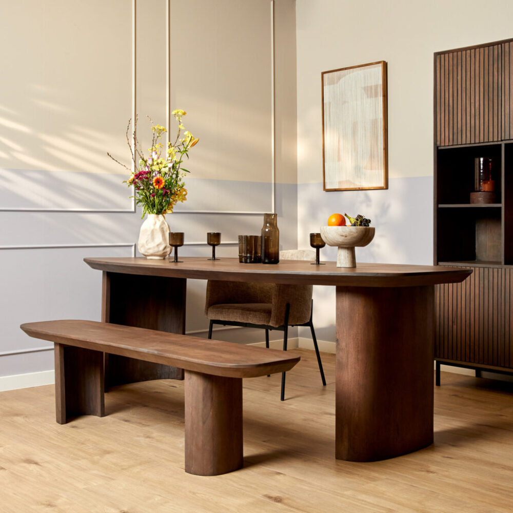 Warm massief houten eettafel met bijpassende bank en stoel, elegant design, perfect voor moderne woonkeukens. Mooie details en ambachtelijke afwerking, passend in diverse interieurstijlen.