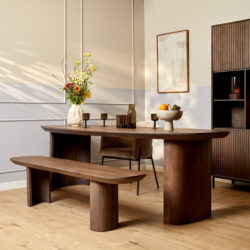 Warm massief houten eettafel met bijpassende bank en stoel, elegant design, perfect voor moderne woonkeukens. Mooie details en ambachtelijke afwerking, passend in diverse interieurstijlen.