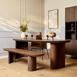 Elegante houten eettafel met bijpassende bank en stoelen, stijlvolle landelijke look, perfect voor modern en warm interieur, vervaardigd door Mokana Meubelen.