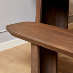 Ronde houten bank met natuurlijke afwerking, perfect voor interieur design en meubelmakerij.