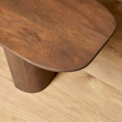 Elegante houten tafel met natuurlijke afwerking en afgeronde hoeken, perfect voor een moderne interieurstijl.