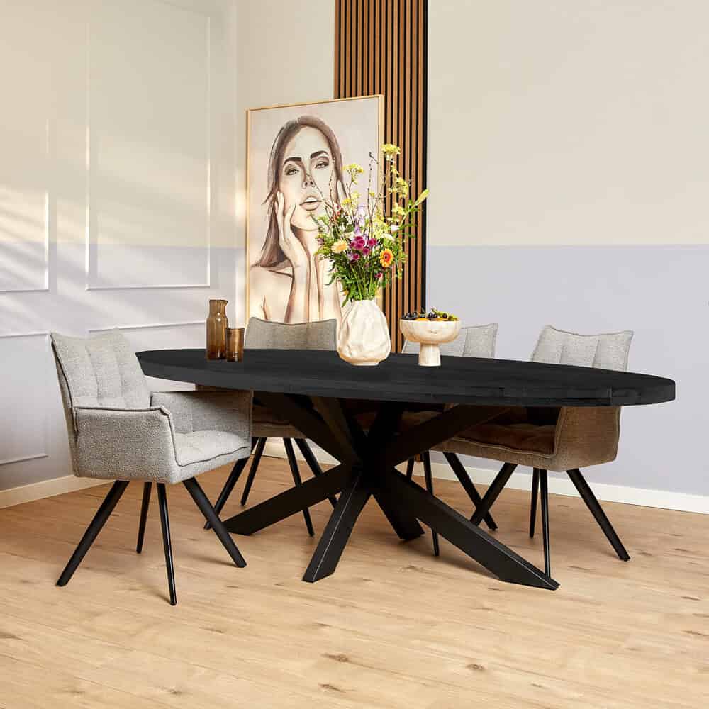 Elegante zwart eettafel met moderne houten uitstraling, compleet met comfortabele stoffen stoelen, perfect voor gezellige diners en stijlvolle interieurdecoratie.