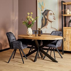Sfeervol eiken eettafel met zwart metalen onderstel en comfortabele grijze velvet eetkamerstoelen, perfect voor een modern interieur.