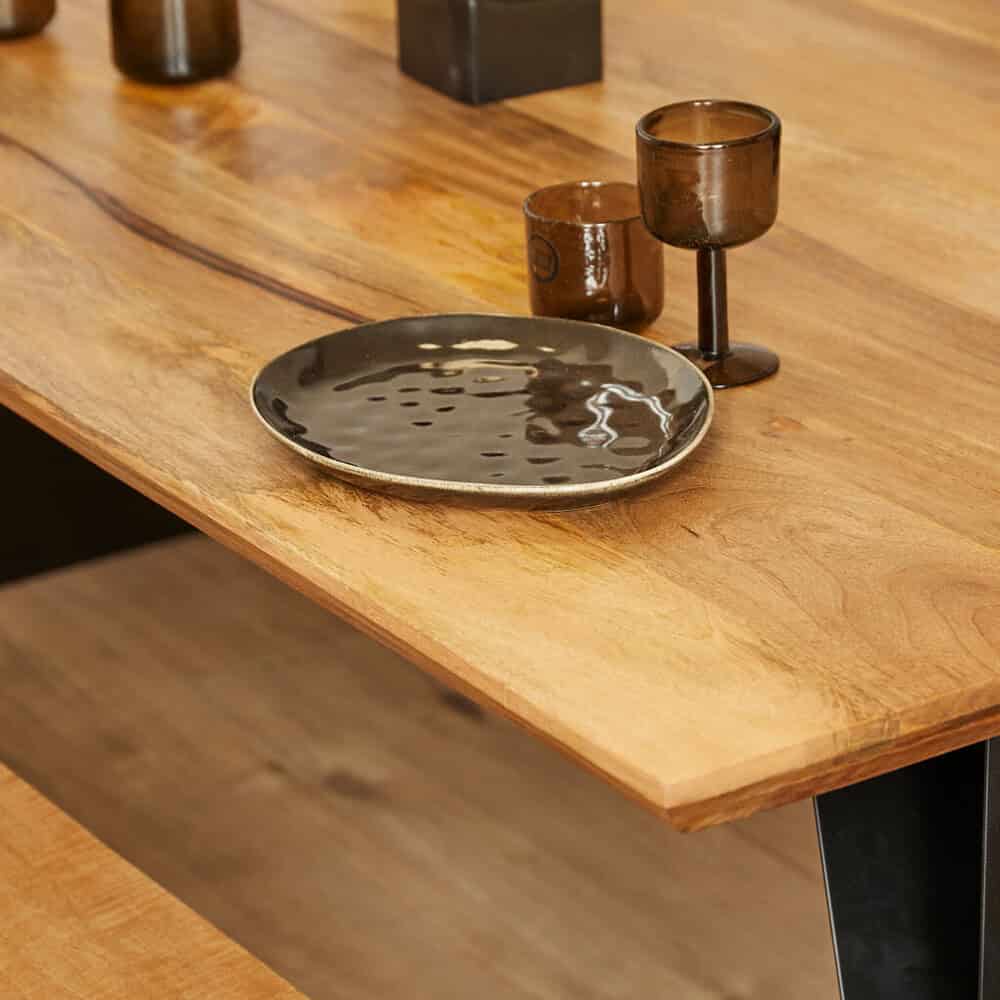 Handgemaakte houten tafel met natuurlijke afwerking en stijlvolle decoratieaccessoires, perfect voor modern interieur.