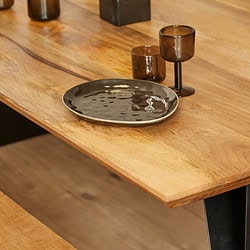 Handgemaakte houten tafel met natuurlijke afwerking en stijlvolle decoratieaccessoires, perfect voor modern interieur.