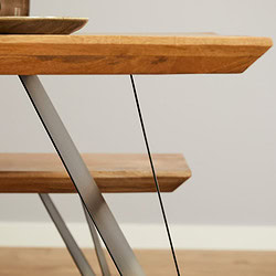 Gepolijste houten trap met metalen nuance, modern design en strakke afwerking, perfect voor eigentijdse interieurs. Ideaal voor een stijlvolle woning of kantoorruimte.