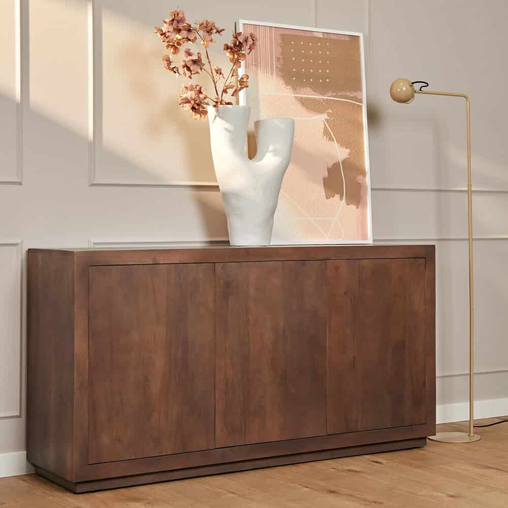 Elegante houten dressoir met naturel afwerking en ruime opbergruimte, perfect voor moderne interieurs en stijlvolle opbergoplossingen.