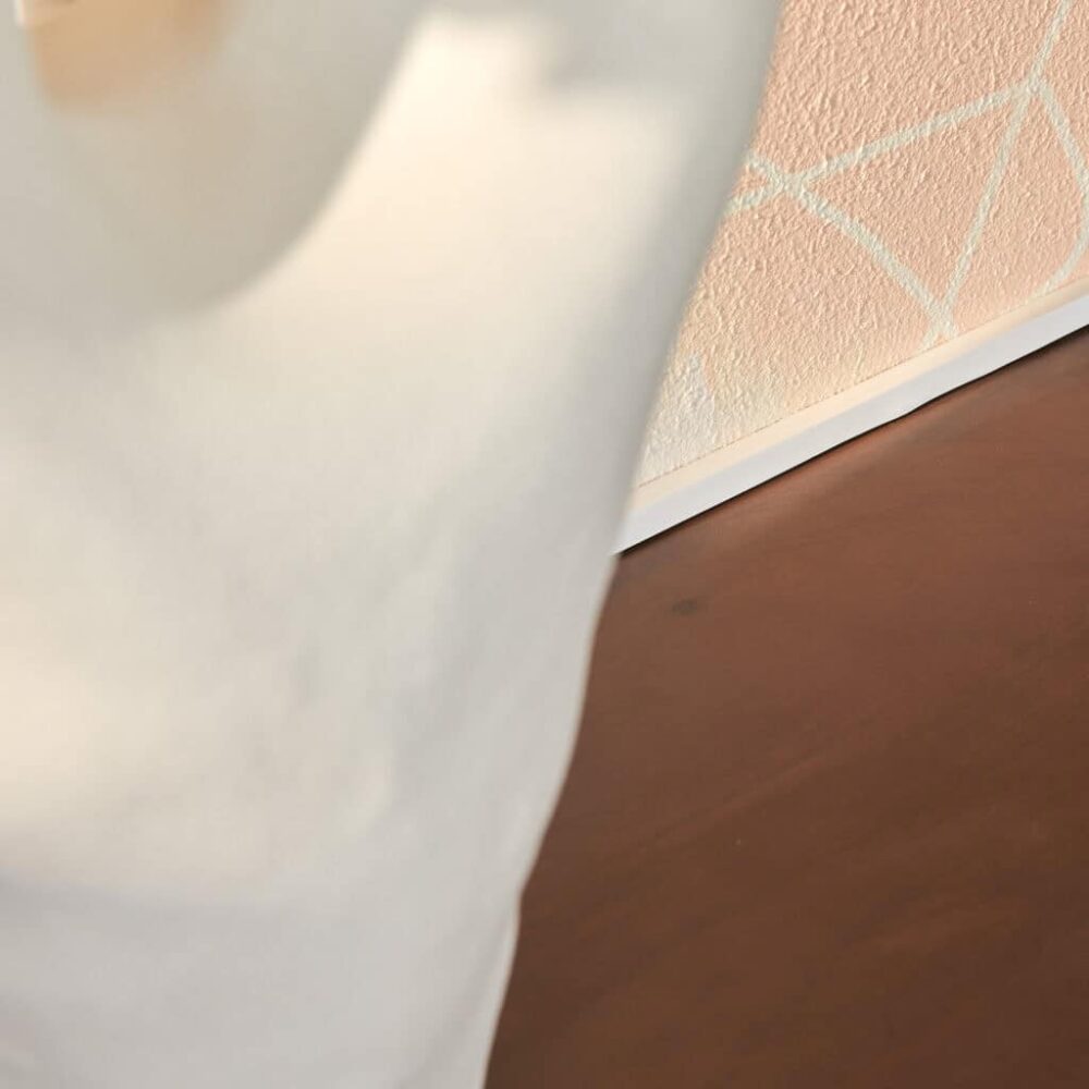 Winter hout meubel, moderne designkast, gekeken naar de details in het meubilair, hoogwaardige afwerking van houten meubelen, stijlvolle en functionele meubeldesigns van Mokana Meubelen.