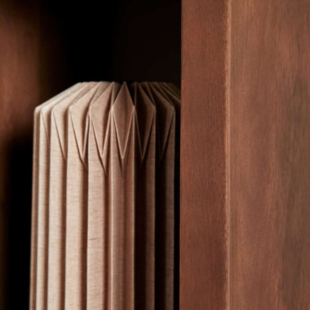 Gesealdeerde houten schermen en meubels, ambachtelijk vakmanschap, duurzame materialen, moderne design, op maat gemaakte houten meubelproducten, Mokana Meubelen, stijlvolle woonaccessoires, natuur geïnspireerde binnenmeubels.