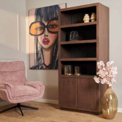 Vintage houten boekenkast met open planken en dubbele kastdeur, perfect voor woon- of kantoorinterieur.