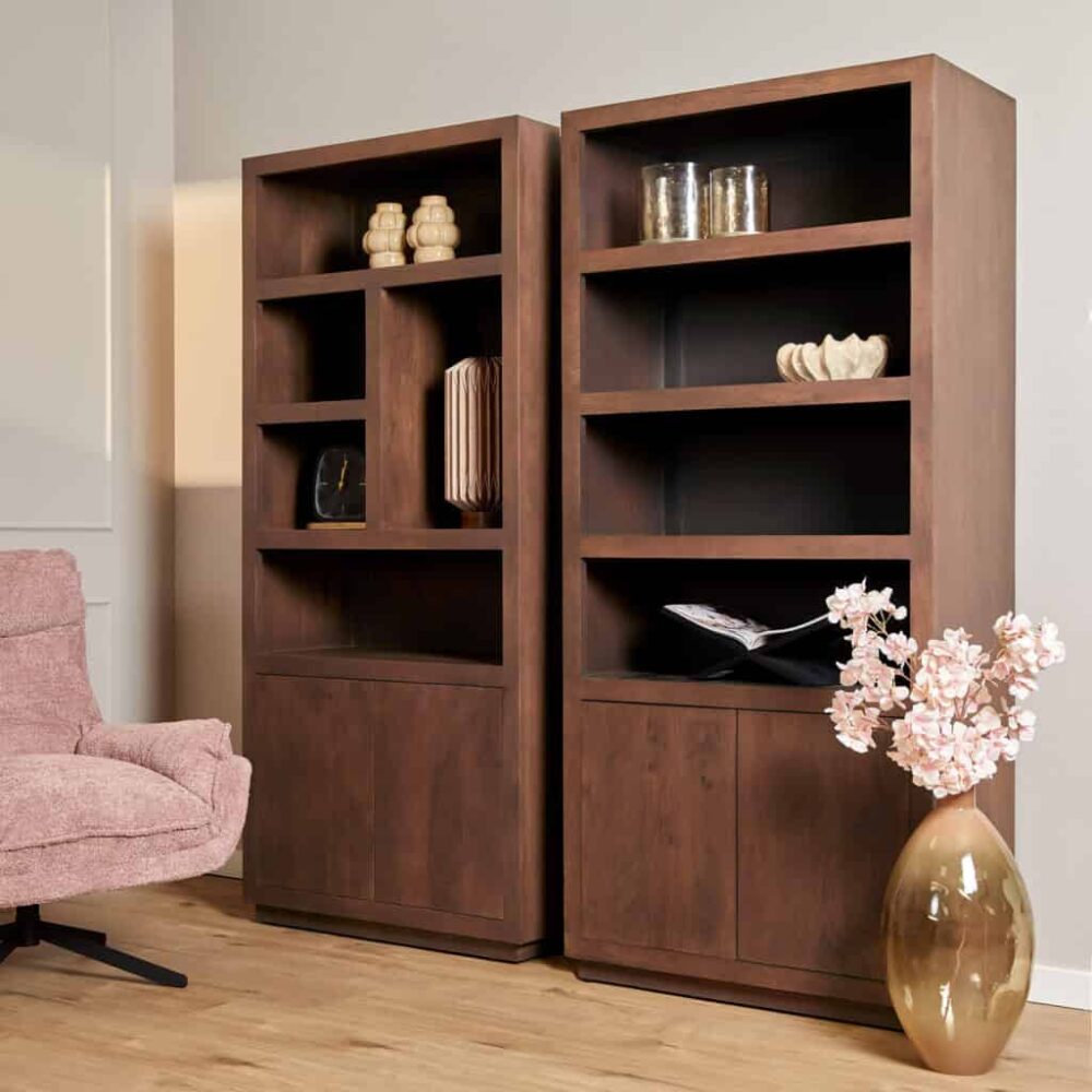 Elegante houten boekenkasten van Mokana Meubelen met open vakken en gesloten kasten, perfect voor stijlvolle opbergruimte en decoratie in je woonkamer.