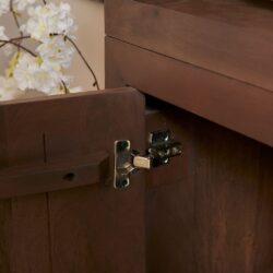 Gladstone meubel met sluiting detail, hoogwaardig massief hout, elegante afwerking en ambachtelijke afwerking, perfect voor een stijlvolle en functionele leefruimte.