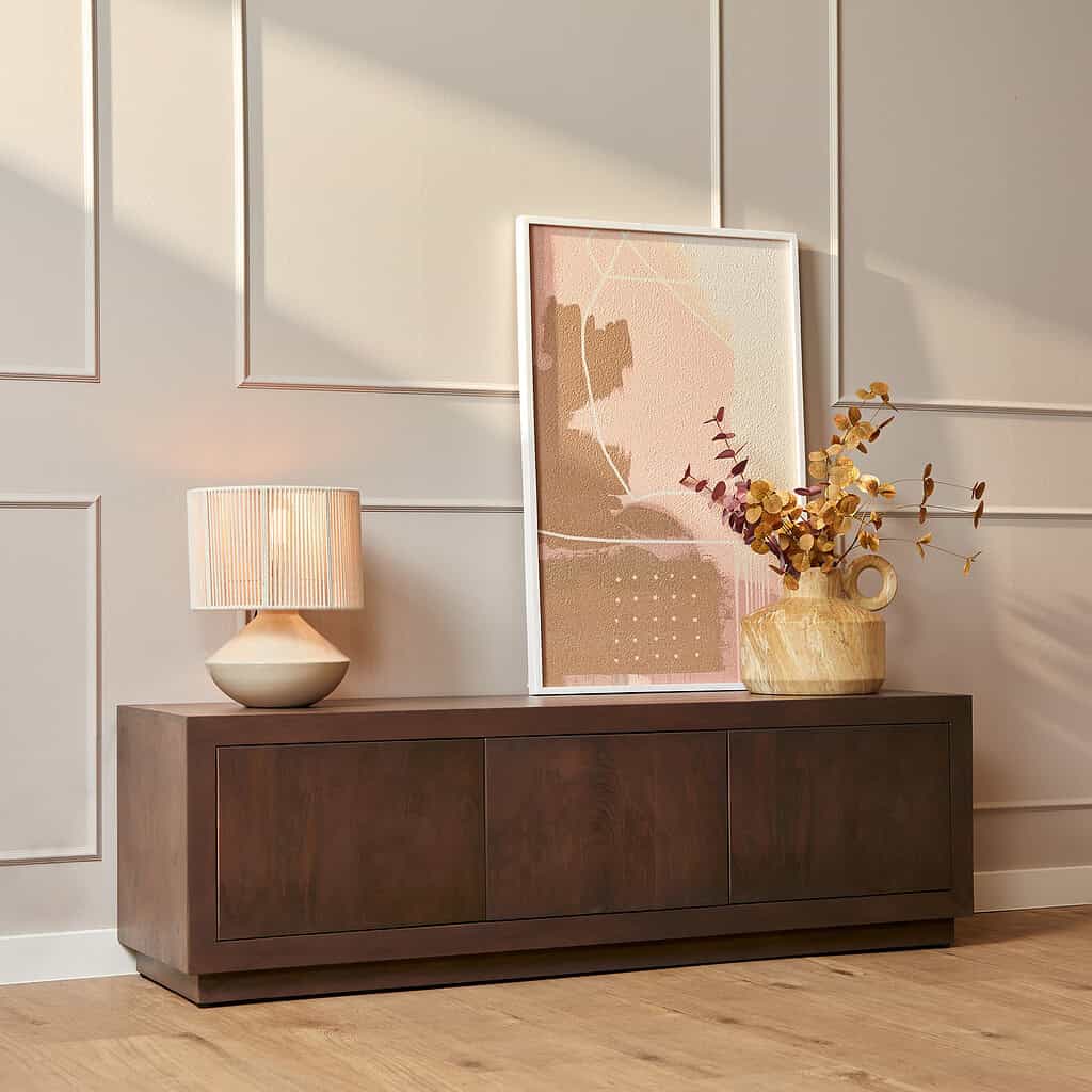 Elegant houten dressoir met opbergkasten in een modern interieur, perfect voor het opbergen en presenteren van decoratieve items.