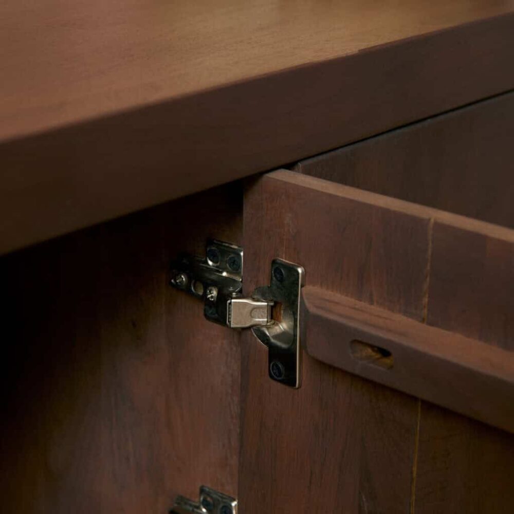 Deurscharnier op een houten meubelstuk, close-up detail, houtfineer afwerking en metalen hardware, onderdeel van Mokana Meubelen.