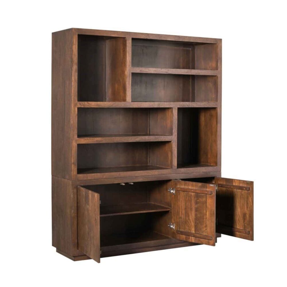 Rustieke houten boekenkast met open vakken en dubbele onderkast voor extra opbergruimte, ideaal voor woonkamer of kantoor, ambachtelijk gemaakt van massief hout door Mokana Meubelen.