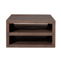Robuuste houten salontafel met open vakken, perfect voor modern en functioneel interieur.
