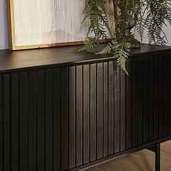 Eigentijdse zwarte houten dressoir met verticale latten, perfect voor een moderne woninginrichting. Gebruikt als opberger of decoratief meubelstuk in woonkamer of eetkamer.