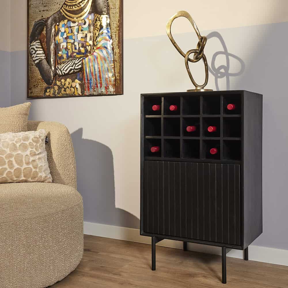 Vintage wijnkast van mokana.nl, zwart massief hout met 12 wijngaten en afsluitbare lade, perfect voor elegant wijnopslag en interieuraccessoire.