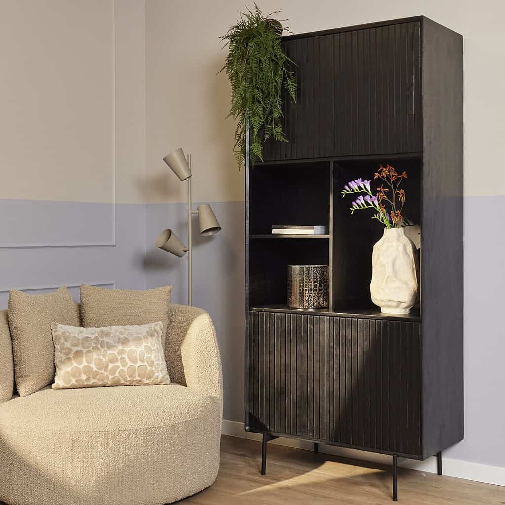 Vintage houten boekenkast met opbergvakken en decoratieve accessoires voor een stijlvolle woonkamer.