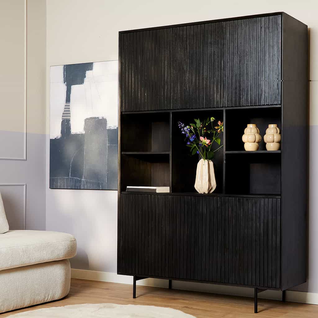 Modern zwart houten boekenkast met open planken en decoratieve accessoires, perfect voor interieurdecoratie en opbergen, stijlvol meubelstuk van Mokana Meubelen.