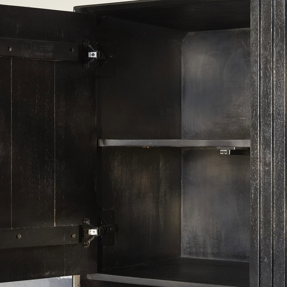 - Diep zwarte houten kast met binnenruimte en verstelbare plank, perfect voor opberg- of decoratiedoeleinden in modern meubilair.