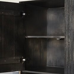 Strakke zwarte houten kast met verstelbare planken, handgemaakt meubel van Mokana Meubelen. Perfect voor modern interieur en op maat gemaakte opbergoplossingen.