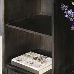 Design meubelstuk met open vakken, zwart geborsteld hout, modern industrieel interieur, boeken en bloem decor, op maat gemaakte houten meubelen, Mokana Meubelen, stijlvolle woonaccessoires.