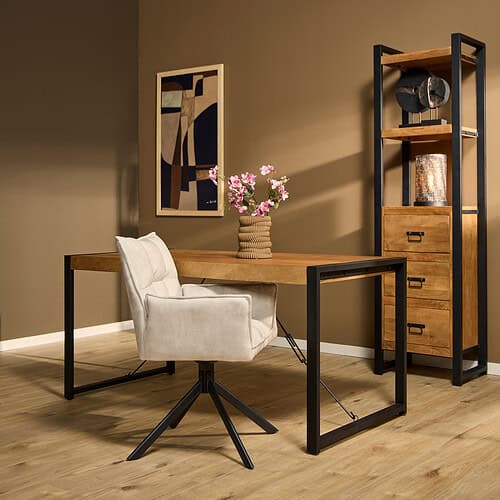 Eikenhouten bureau gecombineerd met zwart metalen frame en comfortabele beige bureaustoel, perfect voor een moderne thuiswerkplek of kantooromgeving.
