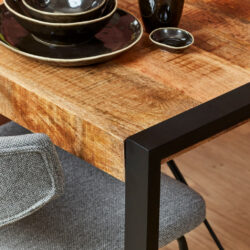 Stoer houten eettafel met ijzeren frame, perfect voor moderne en landelijke interieurs. Duurzaam massief hout gecombineerd met een strak zwart metalen onderstel voor een tijdloze uitstraling.