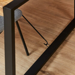 Strakke houten tafel met metalen frame, modern design, ideaal voor woon- en eetkamers. Hoogwaardige afwerking en stevige constructie voor jarenlang gebruik en stijlvol interieur.
