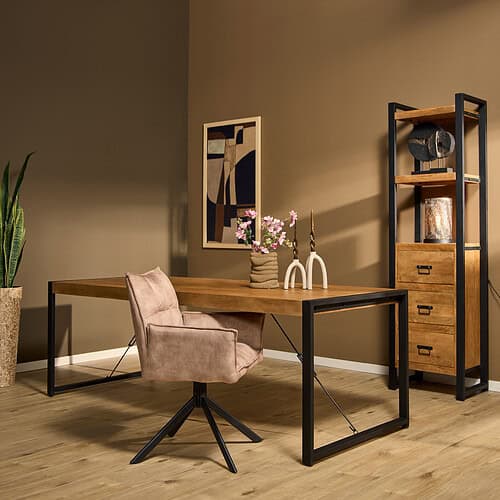 Strak modern bureaustoel en houten bureau in een stijlvol kantoorinterieur met houten vloer en industriële uitstraling. Perfect voor een stijlvolle werkplek met Mokana meubels.