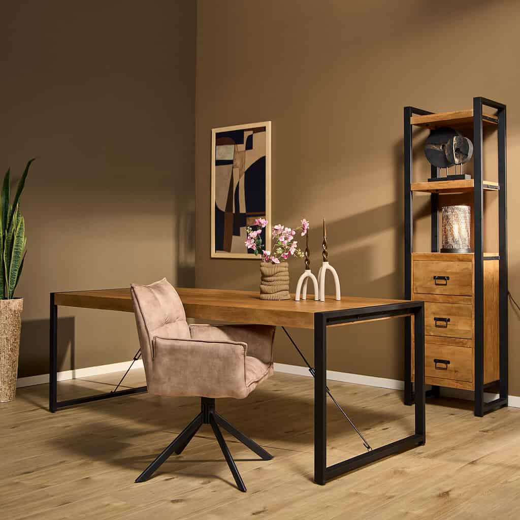 Modern houten bureau met zwart metalen frame, stijlvolle kantoorstoel, decoratieve vaas met bloemen, en vintage houten en metalen opbergkast in een gezellig thuiskantoor.