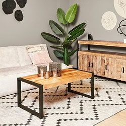 Houten salontafel met zwart metalen frame, industrieel design, in een woonkamer met trendy planten en decoratieve accessoires, perfect voor moderne interieurs.
