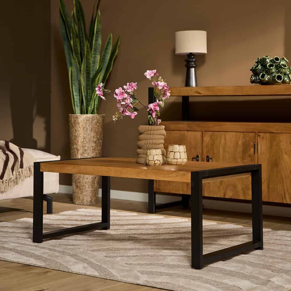 Rustieke houten salontafel met zwart metalen frame, modern design, perfect voor woonkamer, combineert natuurlijk hout met industrieel element.