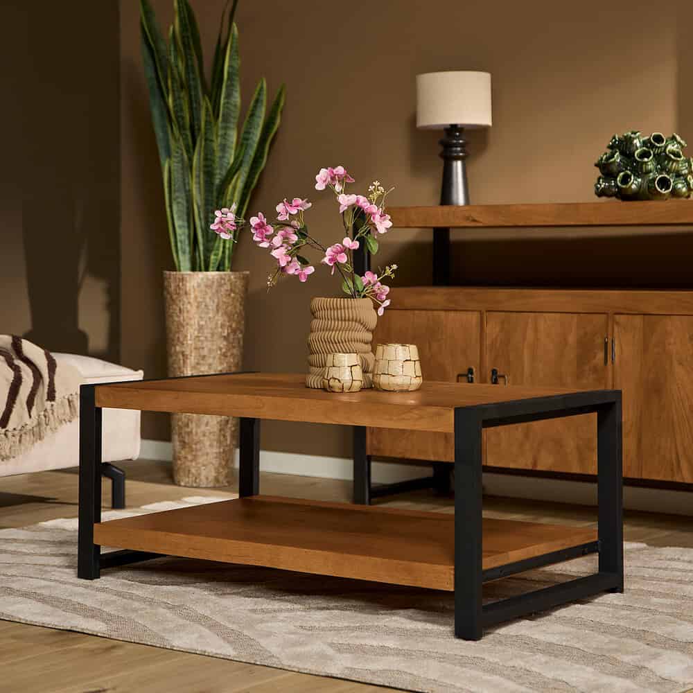 Modern houten salontafel met zwarte metalen frame, stijlvolle woonstijl voor een gezellige woonkamer, van Mokana Meubelen.