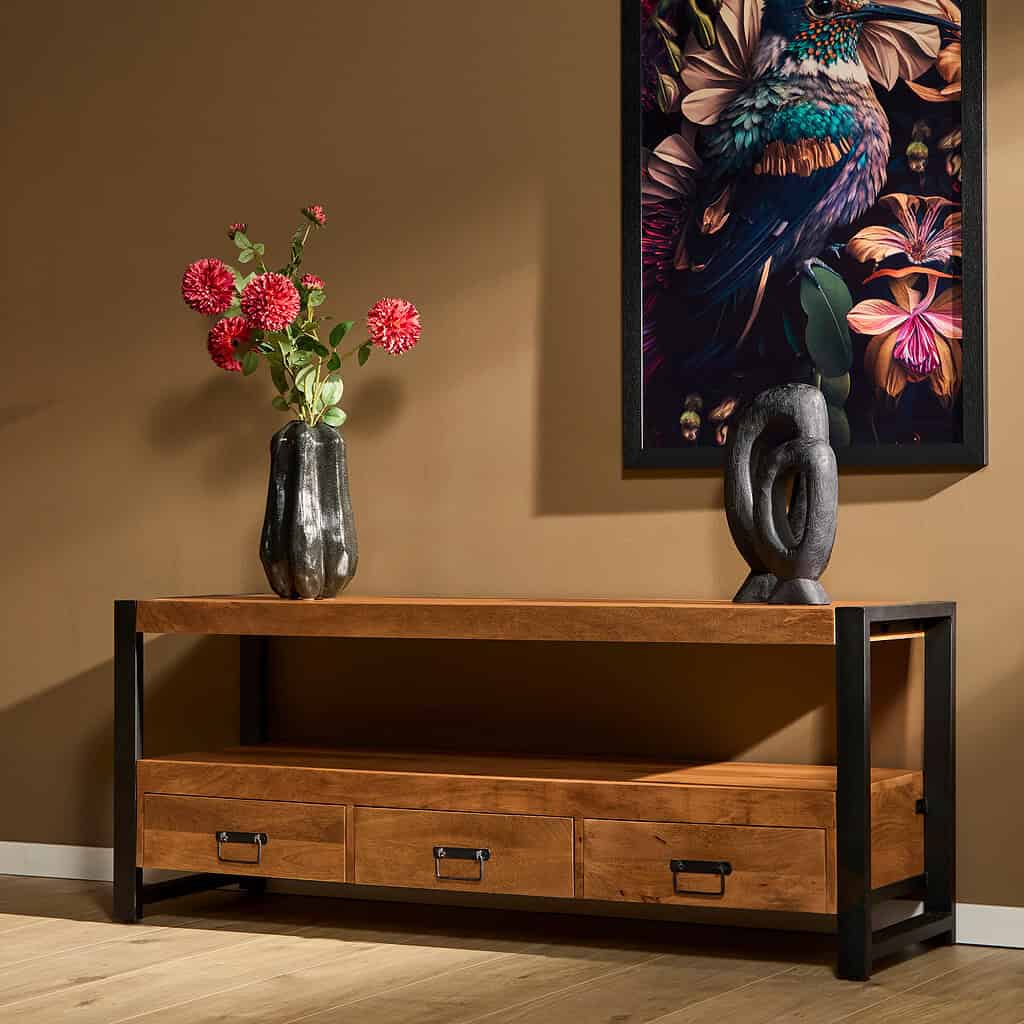 Elegante houten tv-meubel met zwart metalen frame, perfect voor een moderne woonkamer inrichting. Inclusief opbergruimte en een fraaie uitstraling die warmte en stijl brengt.