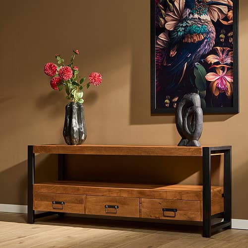 Eleganter TV-Schrank aus Holz mit schwarzem Metallrahmen, perfekt für eine moderne Wohnzimmereinrichtung. Er bietet Stauraum und einen schönen Look, der Wärme und Stil vermittelt.