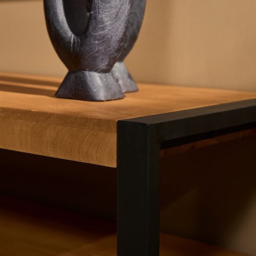 Schlichter Couchtisch aus Holz mit schwarzem Metallgestell, modernes Industriedesign, handgefertigt, multifunktionale Möbel, maßgeschneiderte Möbel, Wohnzimmereinrichtung, warmer Holzton, Vintage-Stil, Designermöbel, elegant und funktional.