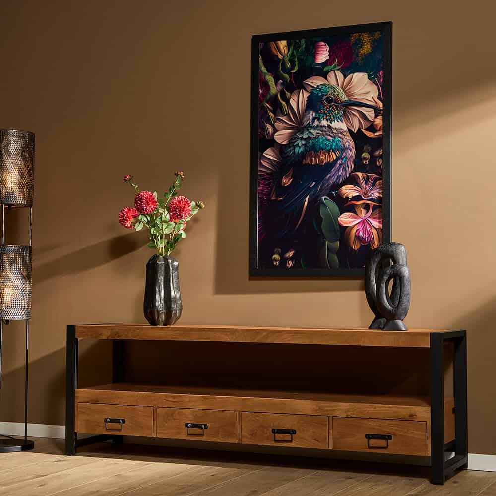 Strak landelijk houten TV-meubel met metalen frame en drie lades, ideaal voor moderne woonkamers.