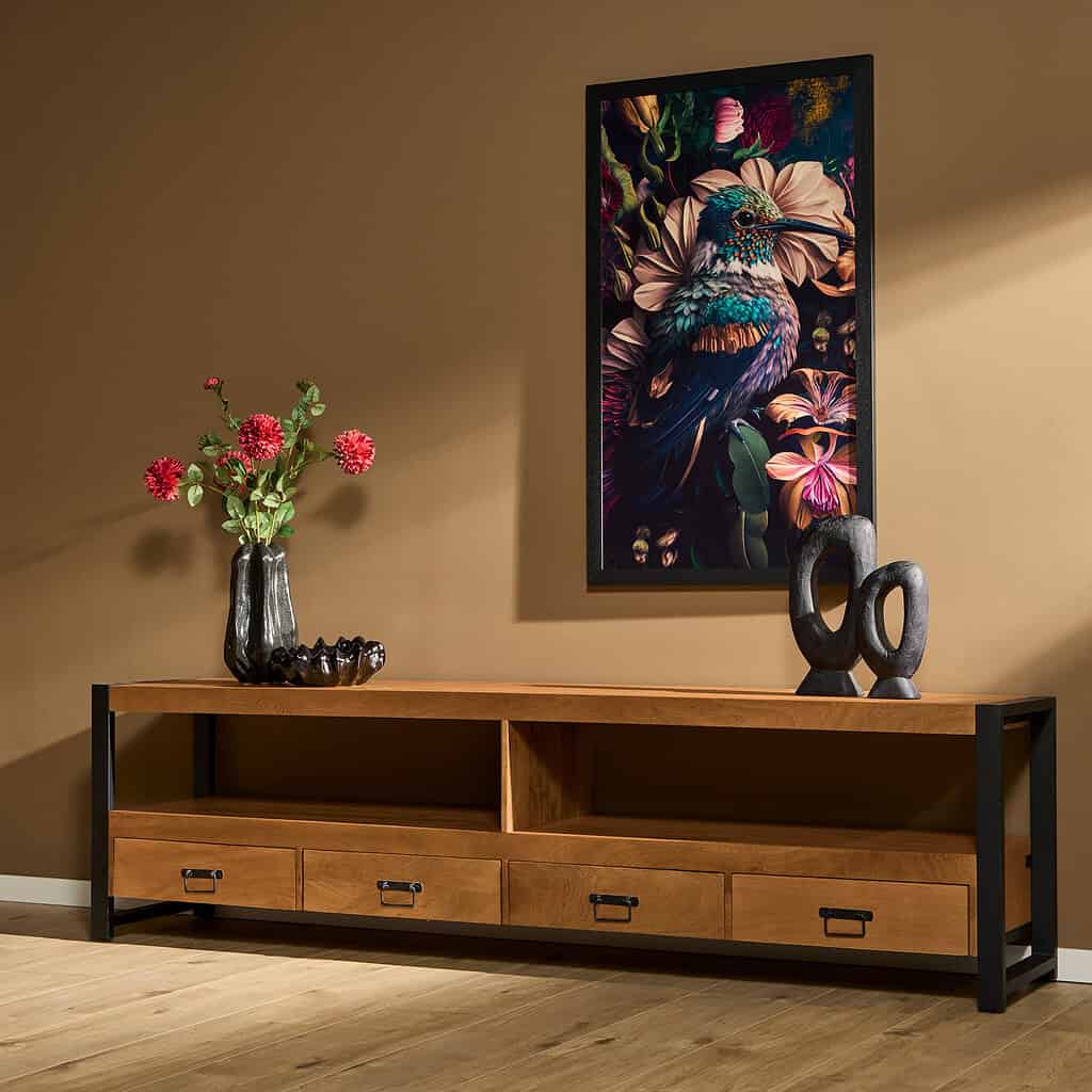 Mooi houten TV-meubel met een strakke metalen frame, perfect voor moderne interieurs en verlichting van de woonkamer.