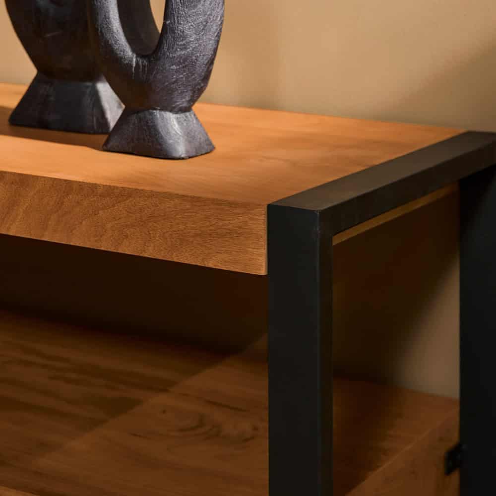 Elegante houten salontafel met zwart metalen frame, perfect voor modern interieur en styling. Handgemaakt houten meubel met natuurlijke uitstraling, duurzame materialen en strakke afwerking.