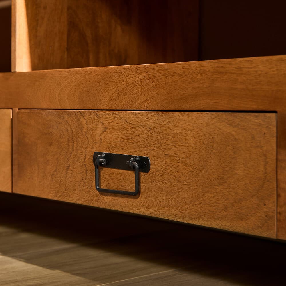 Natuurlijke houten lade met zwart metalen handvat, fokuspunt op vakmanschap en modern design van Mokana Meubelen.