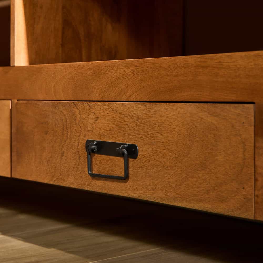 Elegante houten meubel met zwart metalen handvat, ambachtelijke afwerking en natuurlijke houtstructuur, perfect voor een stijlvolle woon- of eetkamer.