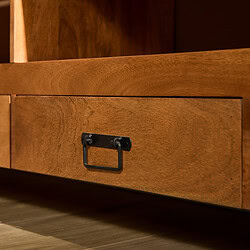 Elegante houten meubel met zwart metalen handvat, ambachtelijke afwerking en natuurlijke houtstructuur, perfect voor een stijlvolle woon- of eetkamer.